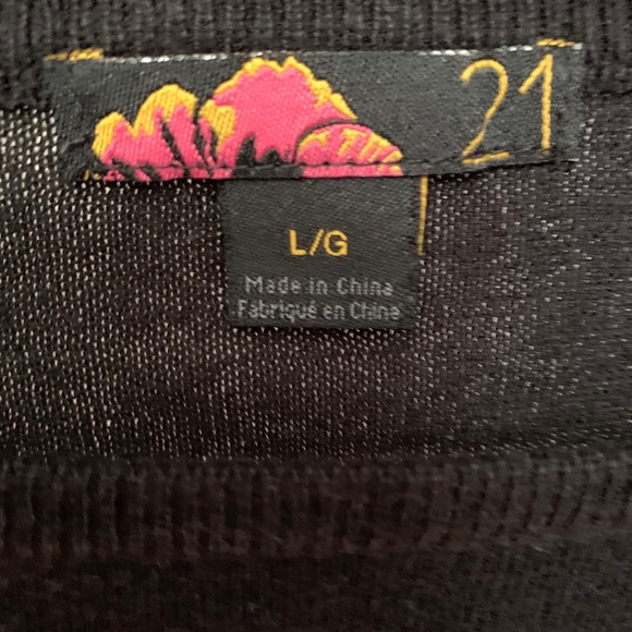 Simple Black Crew Neck Sweater w Quarter Sleeves - Picture 6 of 6